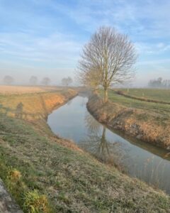 biez entretenu entouré d'un beau paysage champêtre