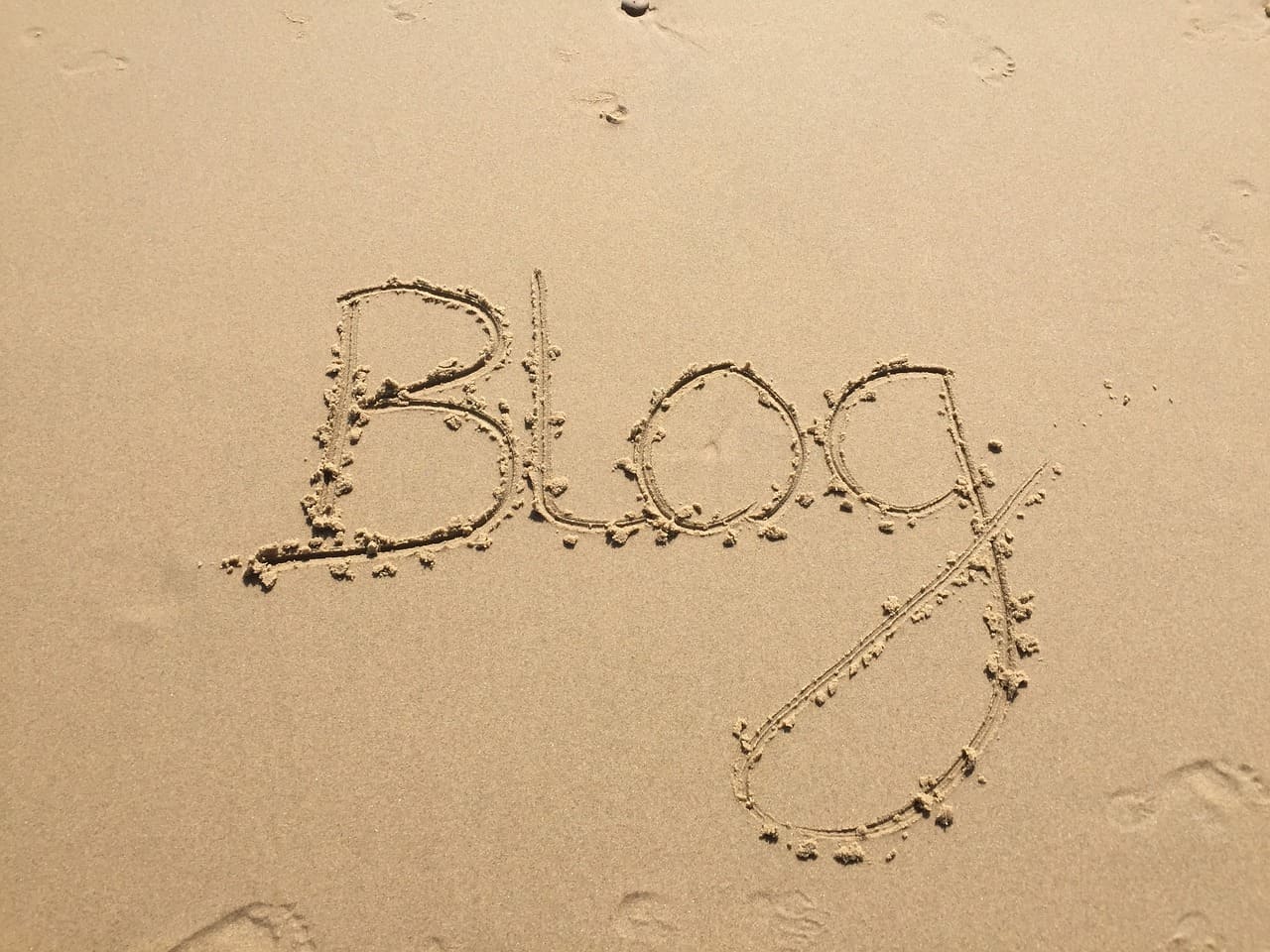mot blog dans le sable
